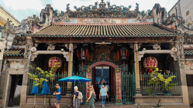 Hình ảnh những cuộn hương vòng lớn treo trên trần gian thiên tỉnh tại Chùa Bà Thiên Hậu Quận 5 Sài Gòn