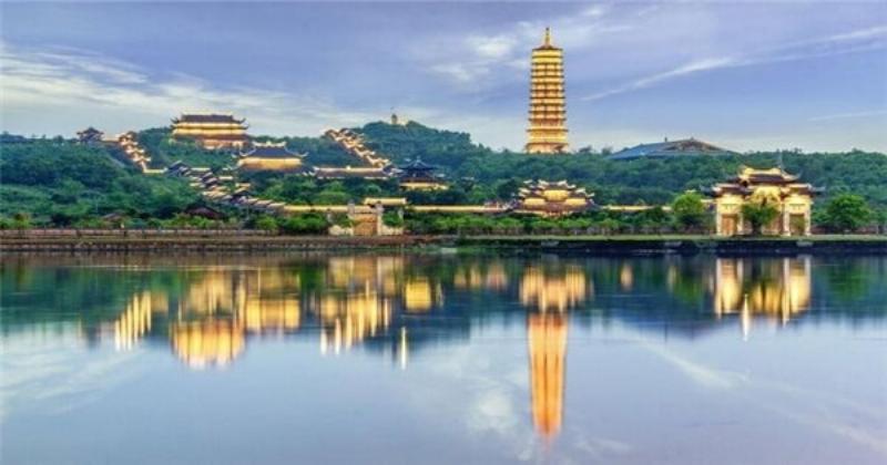 Chi tiết kiến trúc mái cong và hoa văn trang trí trên một công trình tại chùa Bái Đính, thể hiện nghệ thuật Phật giáo Việt Nam