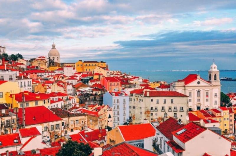 Xe điện vàng truyền thống trên con phố cổ kính ở Lisbon, Bồ Đào Nha
