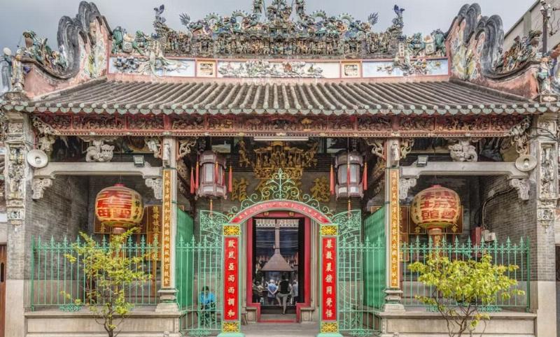 Hình ảnh người dân đang thành tâm cầu nguyện trước bàn thờ Bà Thiên Hậu tại chính điện, với khói hương nghi ngút và không khí trang nghiêm