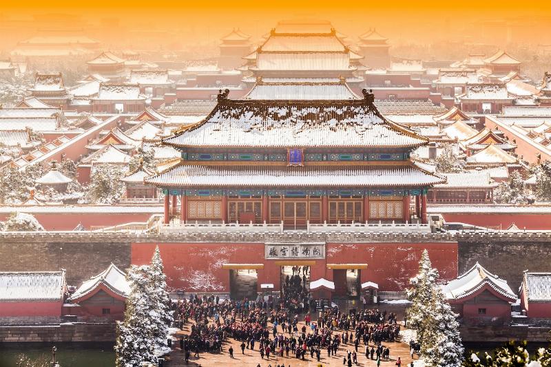Phượng Hoàng Cổ Trấn vào mùa thu với lá cây chuyển màu vàng đỏ lãng mạn và thơ mộng