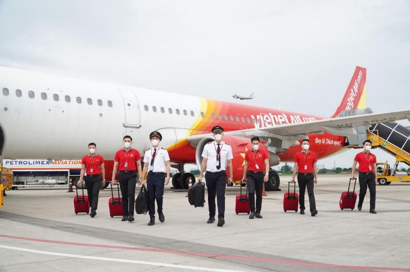 Trải nghiệm tại sân bay khi bay chặng Đà Lạt Sài Gòn, hành khách thư giãn chờ chuyến bay