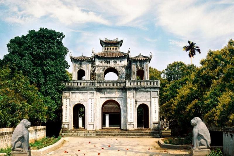 Hình ảnh một hiện vật cổ kính, có thể là lư hương hoặc tượng nhỏ, trưng bày trong Chùa Bà Thiên Hậu với nét thời gian và giá trị lịch sử