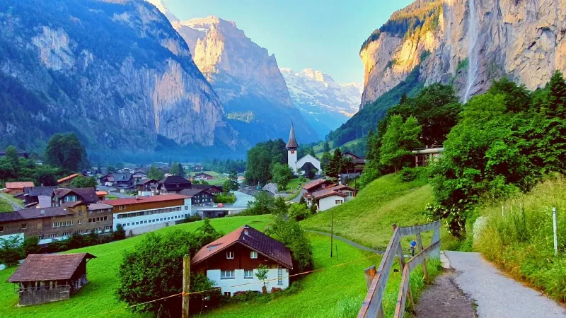 Hồ Zurich với dãy Alps hùng vĩ nhìn từ thành phố Zurich, Thụy Sĩ