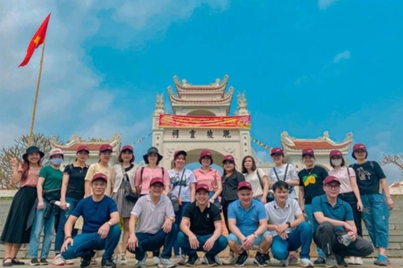 Hình ảnh một nhóm người vui vẻ trên chuyến xe 35 chỗ du lịch, thể hiện sự gắn kết