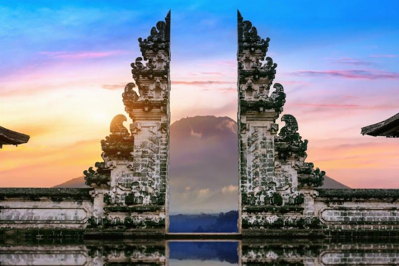 Khám phá vẻ đẹp kiến trúc truyền thống Candi Bentar tại Cổng Trời Bali với núi Agung hùng vĩ phía sau, biểu tượng của du lịch tâm linh Bali
