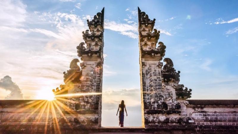 Du khách tuân thủ quy định trang phục quấn sarong khi check-in tại Cổng Trời Bali, thể hiện sự tôn trọng với đền thờ Hindu linh thiêng