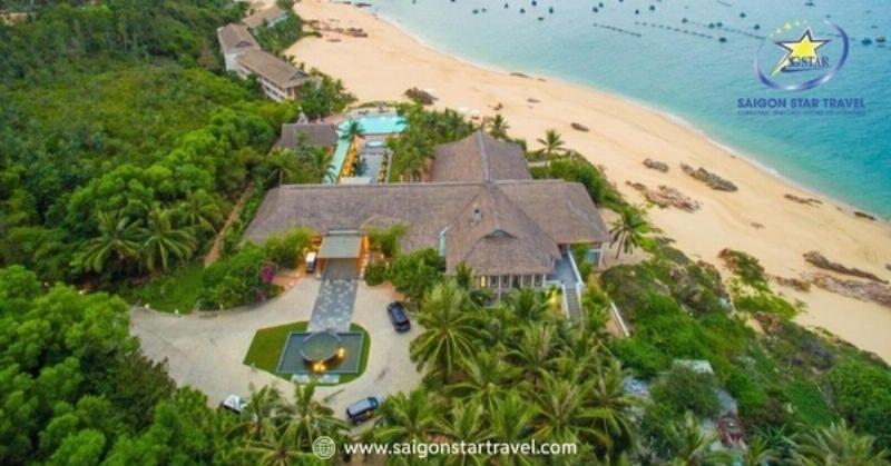 Các khách sạn và resort sang trọng nằm dọc bờ biển Quy Nhơn