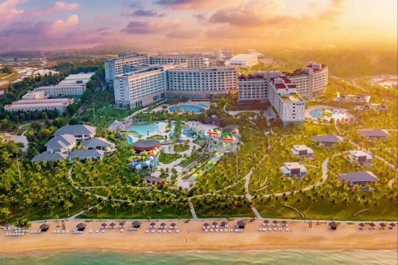 Hình ảnh một gia đình nhỏ đang xem xét các tùy chọn vé tại quầy thông tin hoặc trên trang web, thể hiện sự cân nhắc khi chọn giá vé Vinpearl Nha Trang.