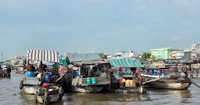Chợ nổi sầm uất trên sông tại Đồng bằng sông Cửu Long