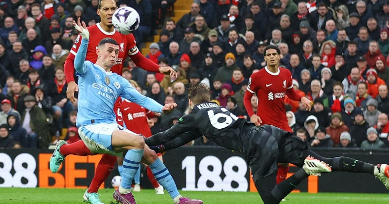 Các cầu thủ bóng đá ăn mừng bàn thắng tại EPL