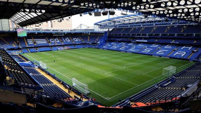 Khán giả cổ vũ tại sân vận động EPL