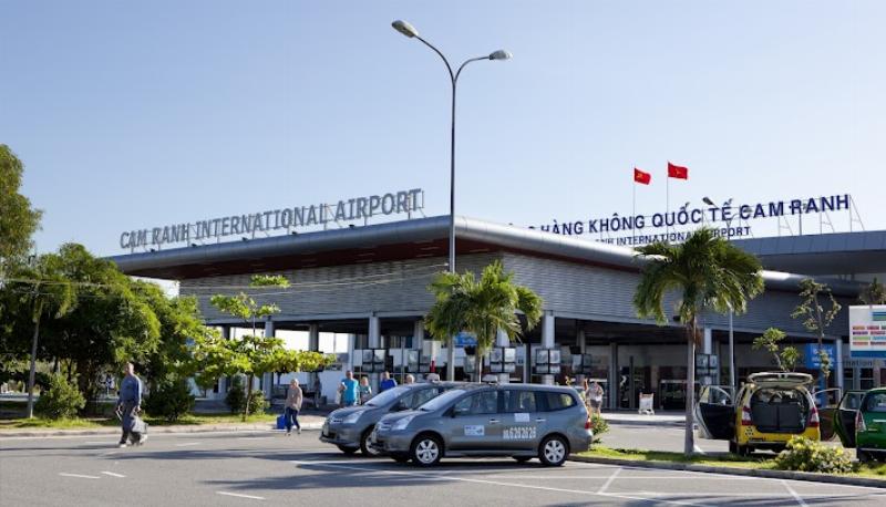 Hinh anh mot nguoi dang cam dien thoai goi taxi voi ve mat thoai mai tin cay