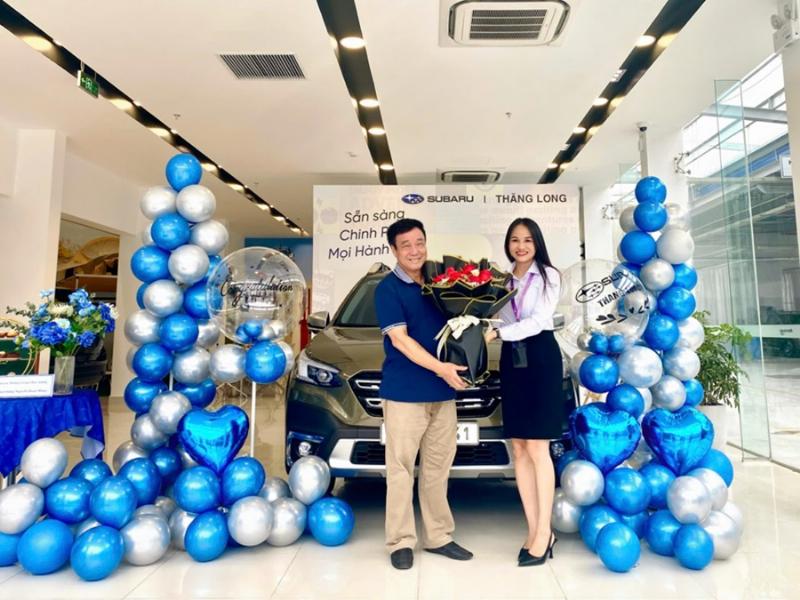 Khoang nội thất xe 35 chỗ rộng rãi, ghế bọc da êm ái, có chỗ để tay và tựa đầu tiện lợi