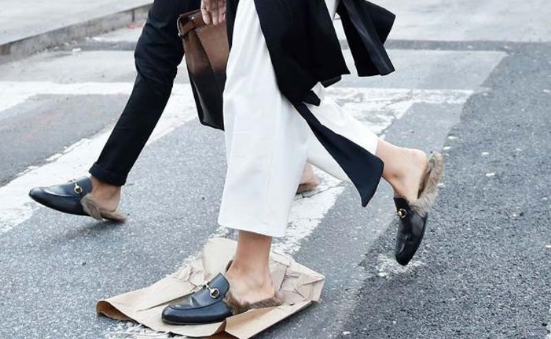 Phối áo Tây Ban Nha với quần jeans và sneakers khi đi du lịch, tạo phong cách năng động và cá tính