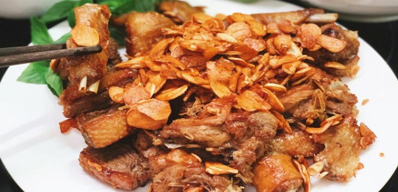 Sơ chế ngan sạch sẽ trước khi tẩm ướp để chuẩn bị làm món ngan cháy tỏi ngon miệng
