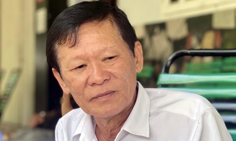 Hình ảnh minh họa một chiếc điện thoại đang hiển thị màn hình gọi điện với số tổng đài của một hãng taxi địa phương ở Đắk Mil, có thể thấy mờ mờ bối cảnh Đắk Mil ở phía sau.