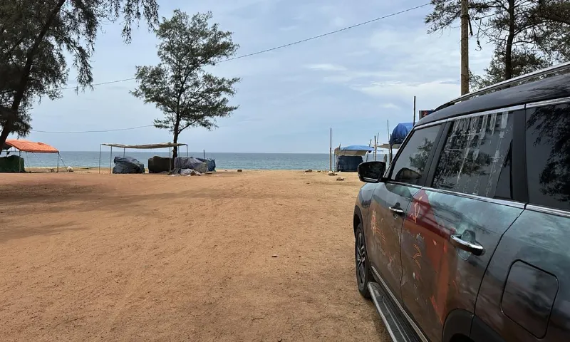 Tàu hỏa chạy dọc bờ biển miền Trung Việt Nam