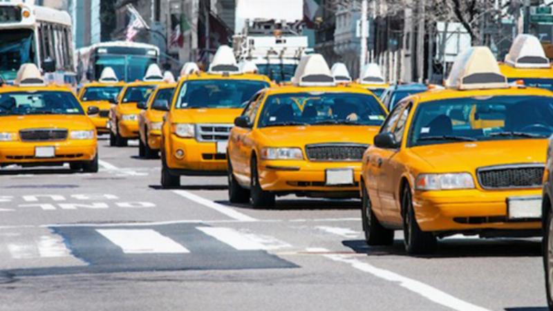 Hinh anh minh hoa mot chiec taxi co logo cua mot hang taxi dia phuong tai viet nam dang dung o mot dia danh noi tieng